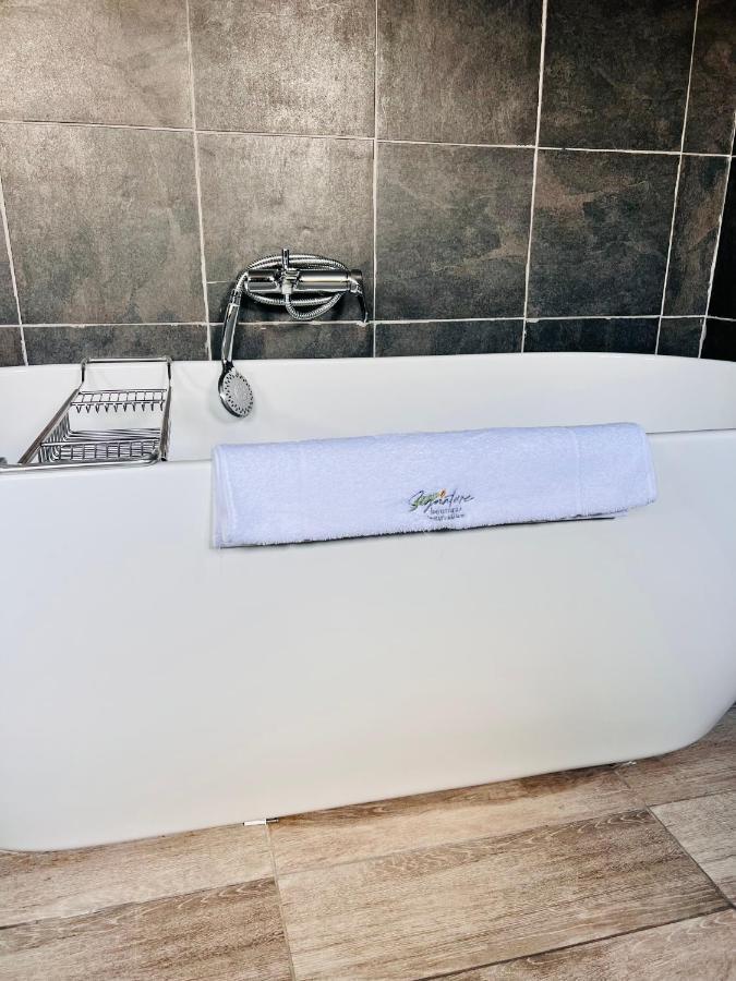 Signature Boutique Guesthouse Маун Екстериор снимка